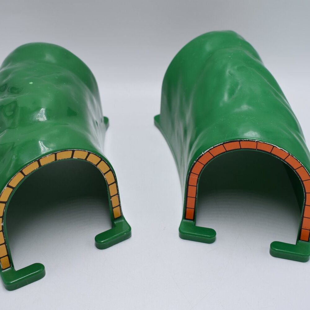 Tomy Thomas and Friends Trackmaster Train x 2 Curved Green Mountain Tunnel 2001 - Picture 8 of 11